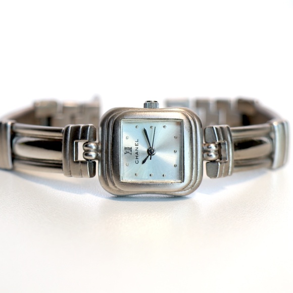 CHANEL silver tone ladies quartz wrist watch - Picture 8 of 9